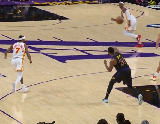 竞彩专家-就用了3秒！斯玛特拿到篮板后场单臂甩传詹姆斯暴扣