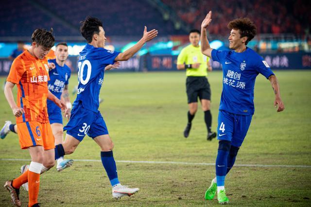 足彩高手-泰山南征还得押宝郭田雨 当超级小生遇上同窗铁卫