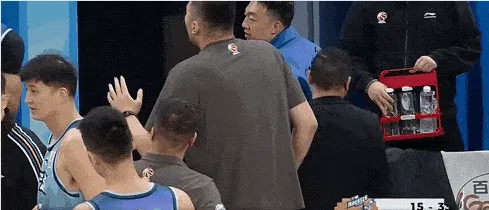 竞彩赔率变化-冷静！贝兹利暂停期间疑似与队友发生激烈争吵